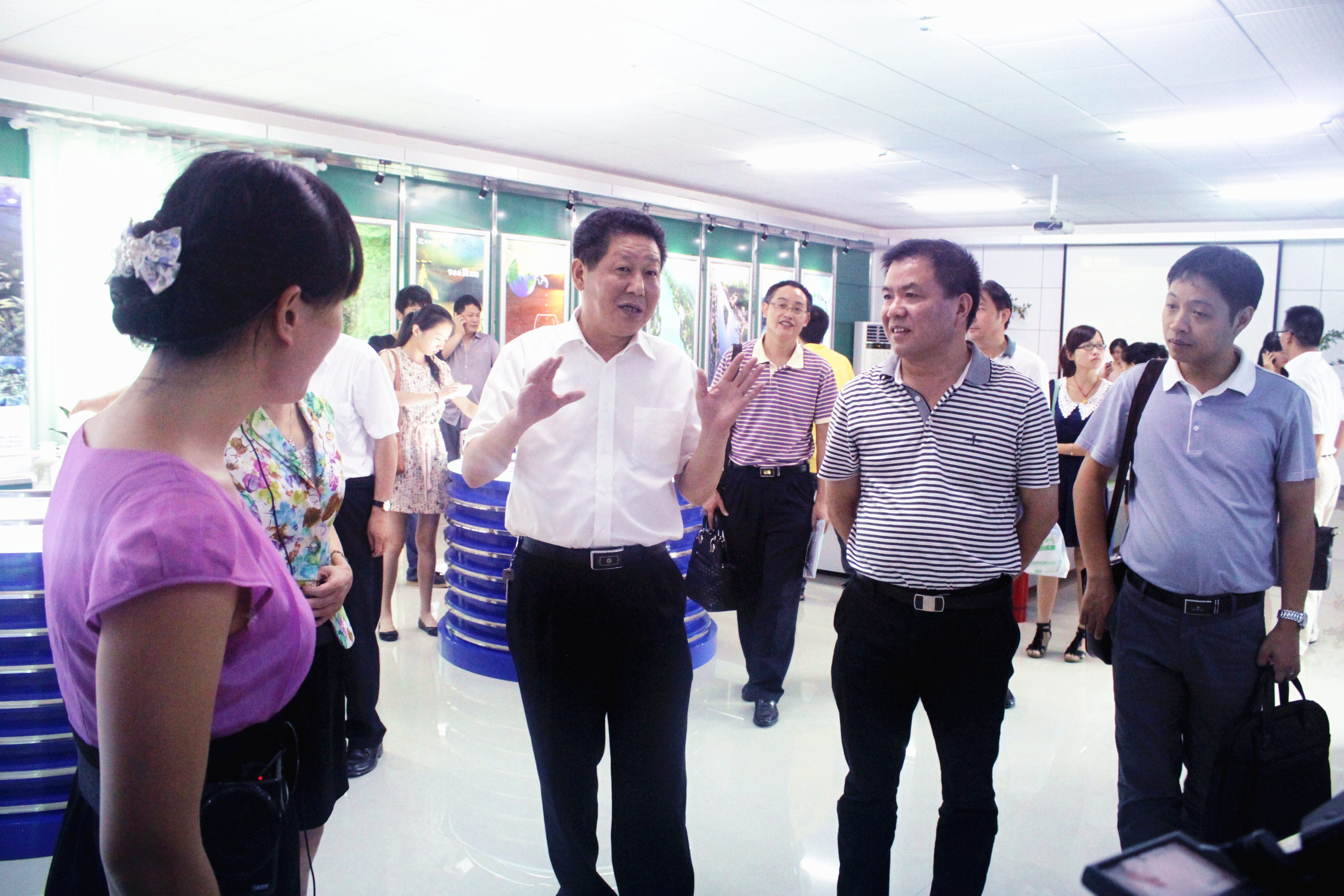 2012年8月，省委宣傳部紀(jì)檢組長肖君華在時(shí)任市委常委，宣傳部部長錢德喜的帶領(lǐng)下蒞臨公司視察.JPG
