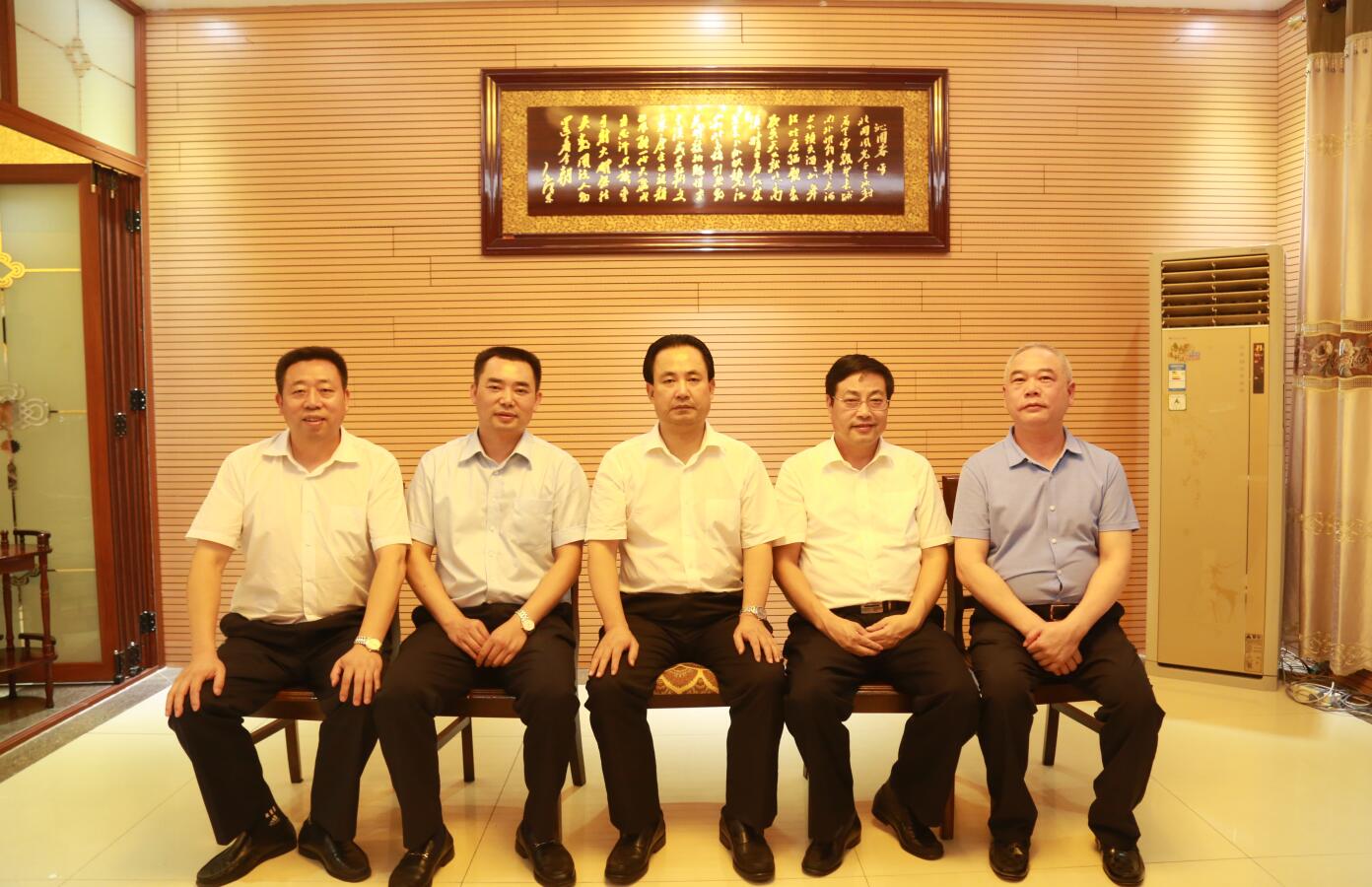 2016年9月，時(shí)任市委常務(wù)副市長楊親鵬等領(lǐng)導(dǎo)蒞臨公司指導(dǎo).JPG
