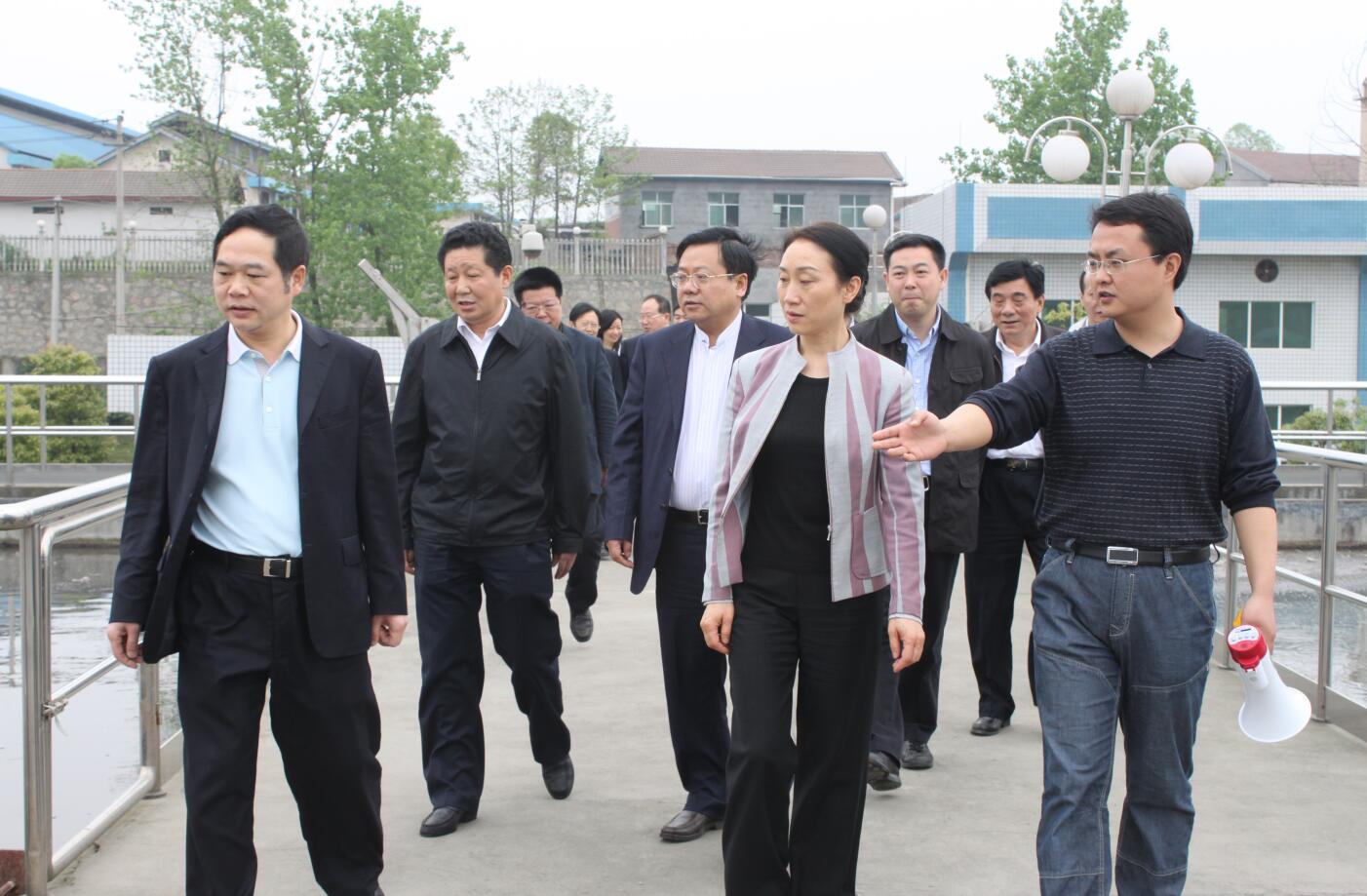 2011年4月，省政協(xié)主席，時(shí)任省委常委、統(tǒng)戰(zhàn)部部長李薇薇來公司視察.JPG
